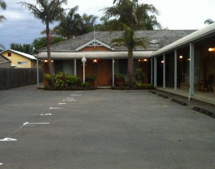 Best Western Coastal Waters Motor Inn - Kawana Tourism 1
