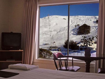 Falls Creek Hotel - Kawana Tourism 1
