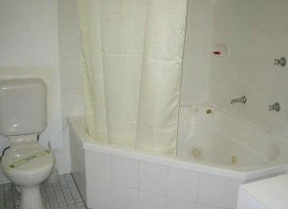 Parkway Motel - Kawana Tourism 4