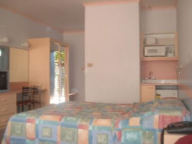 Golden Sands Motor Inn - Kawana Tourism 1