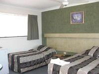 Hanging Rock Family Motel - Kawana Tourism 1