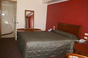 Queensgate Motel - Kawana Tourism 3