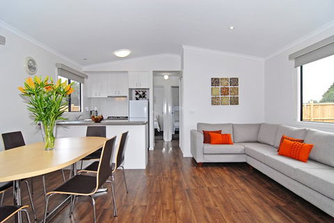 Ocean Grove Motor Inn - Kawana Tourism 1