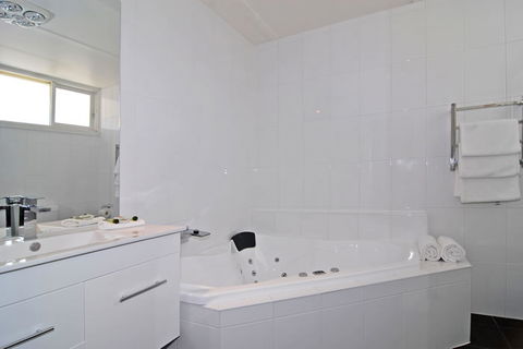 Ocean Grove Motor Inn - Kawana Tourism 4