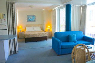 Santa Anne By The Sea - Kawana Tourism 6