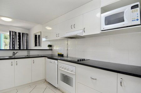 White Crest Luxury Apartments - Kawana Tourism 3