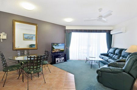 White Crest Luxury Apartments - Kawana Tourism 5