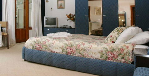 Chalet Swisse Spa Retreat - Kawana Tourism 1
