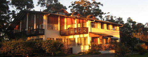 Chalet Swisse Spa Retreat - Kawana Tourism 4