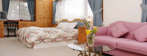 Chalet Swisse Spa Retreat - Kawana Tourism 5