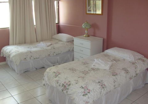 Queensleigh Holiday Apartments - Kawana Tourism 3