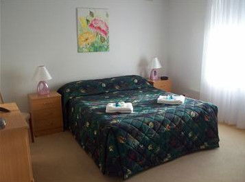 AA Madalena Court Holiday Apartments - Kawana Tourism 3