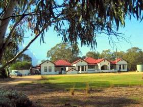 Whurra Mundi Homestead - Kawana Tourism 0