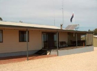 Lenmar Park Bed And Breakfast - Kawana Tourism 3