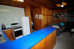 Moving Waters Self Contained Moored Houseboat - Kawana Tourism 5