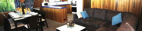 Moving Waters Self Contained Moored Houseboat - Kawana Tourism 7
