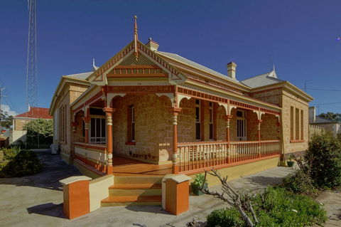 Myras Moonta Retreat - Kawana Tourism 0