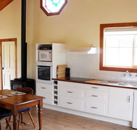 The Old Oak Bed and Breakfast - The Shearing Quarters - Kawana Tourism