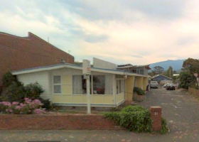 Kingston Beach Motel - Kawana Tourism 0