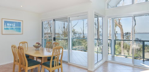 Lochani On The Bay - Kawana Tourism 1