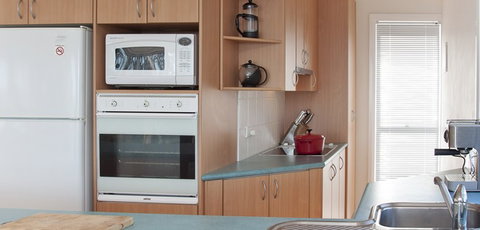 Lochani On The Bay - Kawana Tourism 4