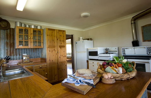 Yaraandoo Lakeside Retreat - Kawana Tourism 5
