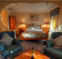 Honeysuckle Cottages and The Rocks Restaurant - Kawana Tourism