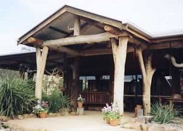 The Hollow Log Country Retreat - Kawana Tourism 4