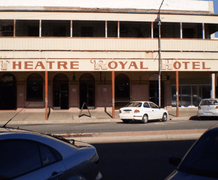Theatre Royal Hotel - Kawana Tourism