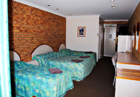 Albert Park Motor Inn - Kawana Tourism 0
