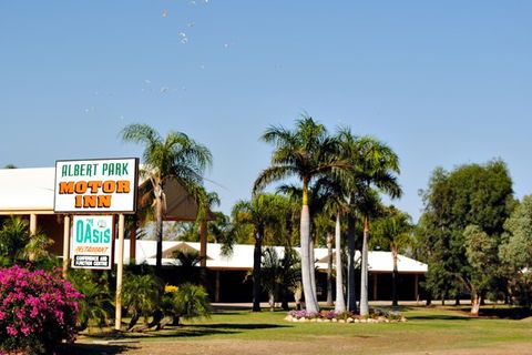 Albert Park Motor Inn - Kawana Tourism 1