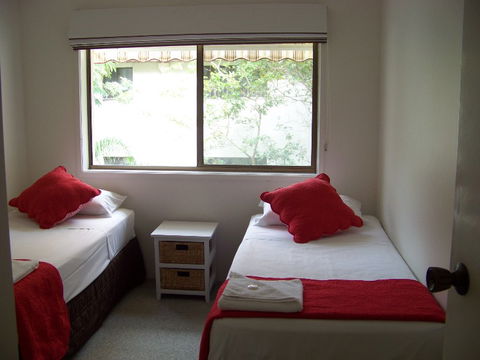 Old Burleigh Court Holiday Apartments - Kawana Tourism 3