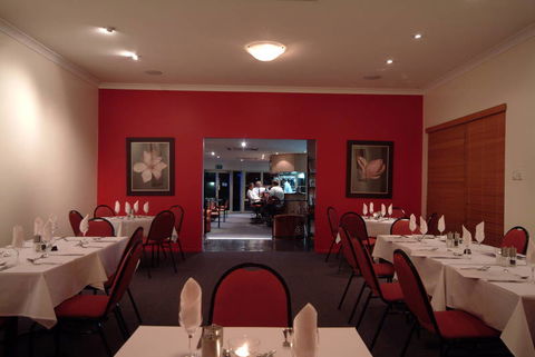 JAMES STREET MOTOR INN - Kawana Tourism 1