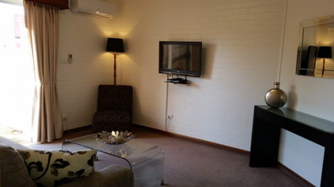 Cousins Motor Inn - Kawana Tourism 15