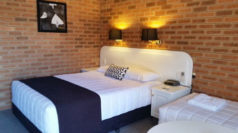 Cousins Motor Inn - Kawana Tourism 16