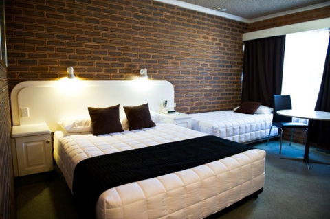 Cousins Motor Inn - Kawana Tourism 17