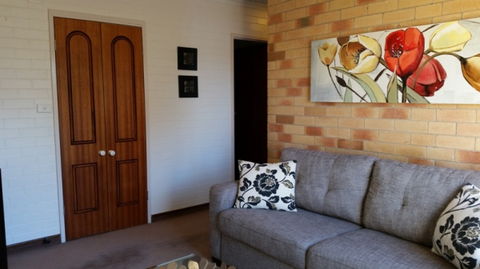 Cousins Motor Inn - Kawana Tourism 18