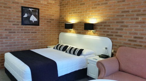 Cousins Motor Inn - Kawana Tourism 8