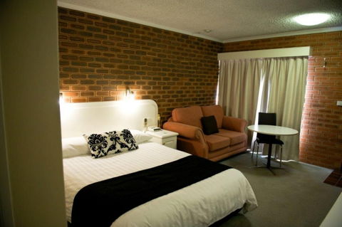 Cousins Motor Inn - Kawana Tourism 9