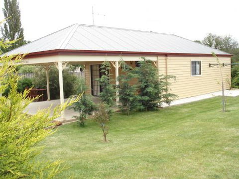 Gumtrees Cottage - Kawana Tourism 0