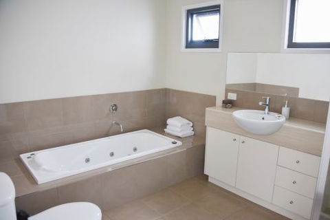Lorne Holiday Stays - Kawana Tourism 4
