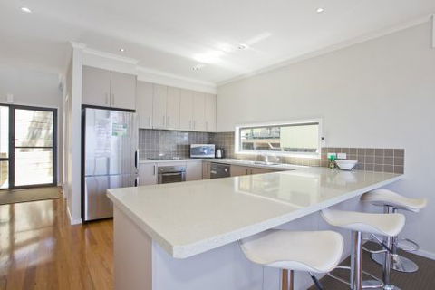 Lorne Holiday Stays - Kawana Tourism 6