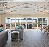 Coral Sands Luxury Beach House - Kawana Tourism