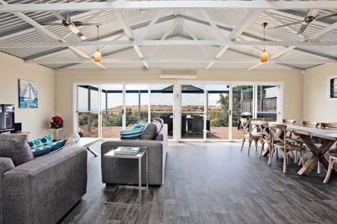 Coral Sands Luxury Beach House - Kawana Tourism 0