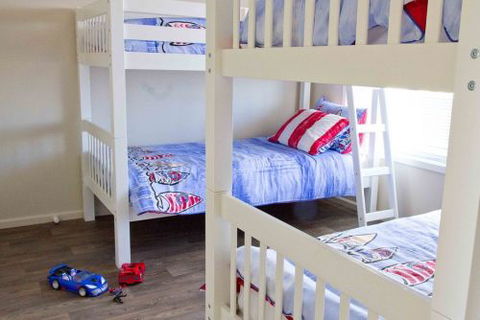 Coral Sands Luxury Beach House - Kawana Tourism 5
