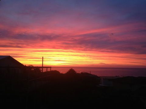 Coral Sands Luxury Beach House - Kawana Tourism 8