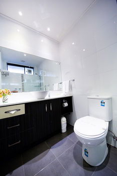 Sandown Regency - Kawana Tourism 5