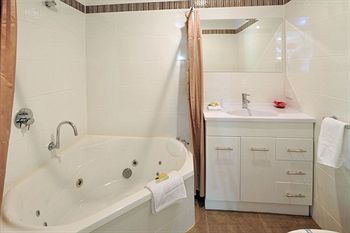 Holly Lodge - Kawana Tourism 13