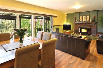 Holly Lodge - Kawana Tourism 17