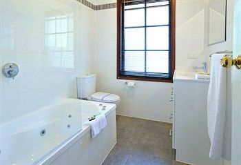 Holly Lodge - Kawana Tourism 24